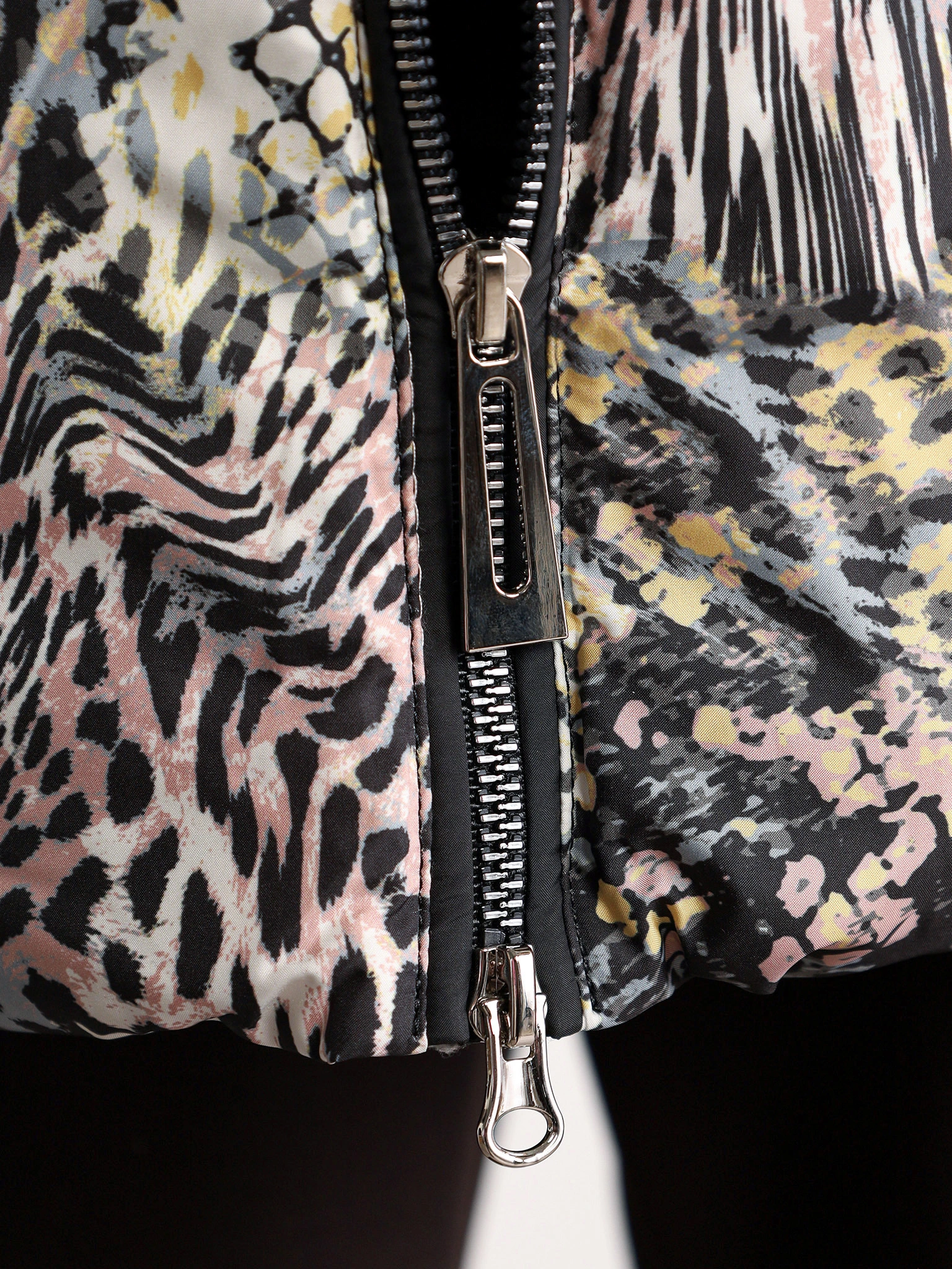 Пуховик с анималистичным принтом цвета мульти с капюшоном-манишкой